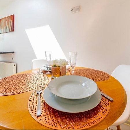 Stylish 3-Bed Terraced House With Wi-Fi Apartment Chatham  Exterior photo