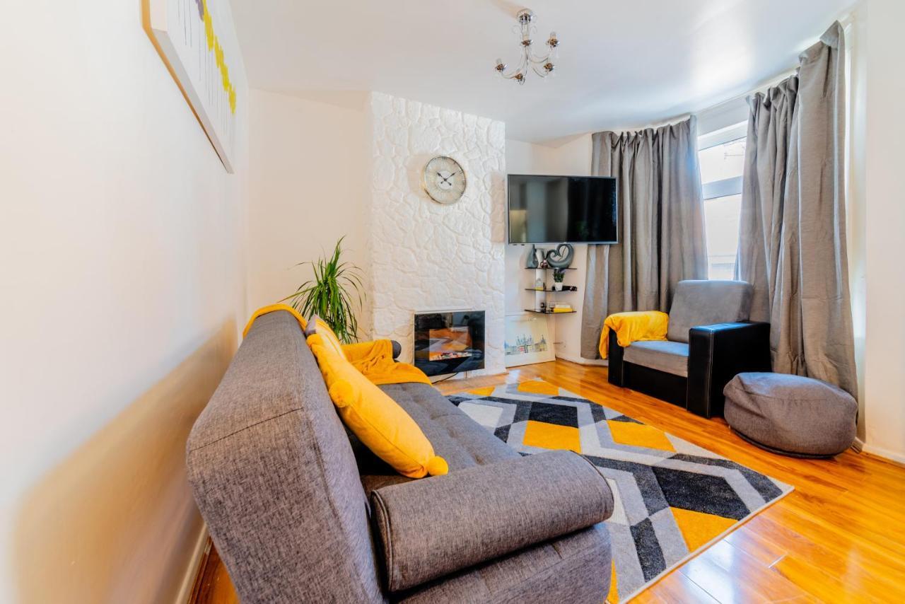Stylish 3-Bed Terraced House With Wi-Fi Apartment Chatham  Exterior photo