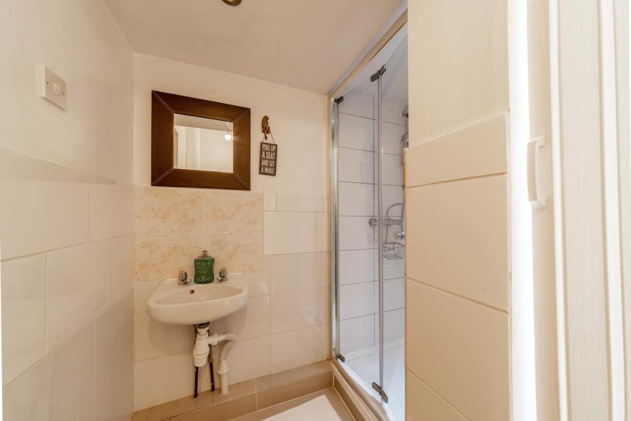 Stylish 3-Bed Terraced House With Wi-Fi Apartment Chatham  Exterior photo
