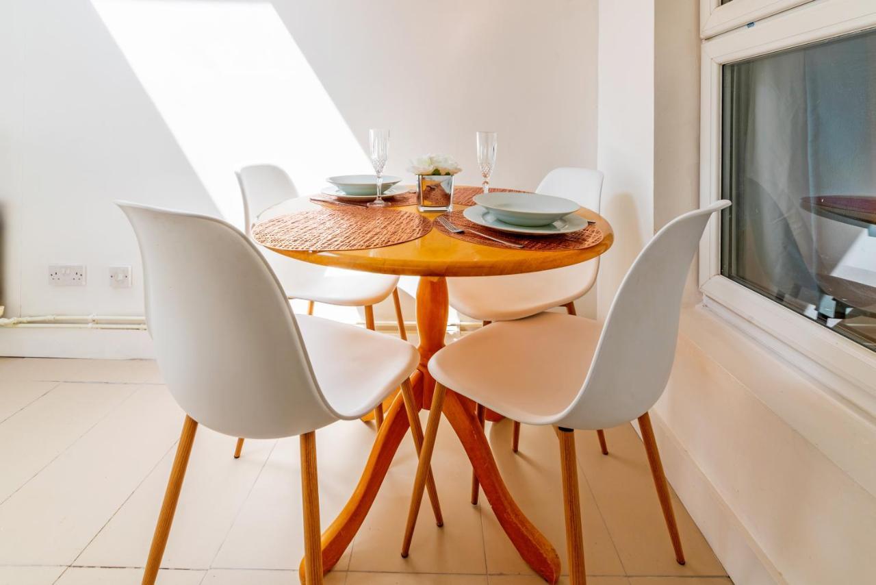 Stylish 3-Bed Terraced House With Wi-Fi Apartment Chatham  Exterior photo