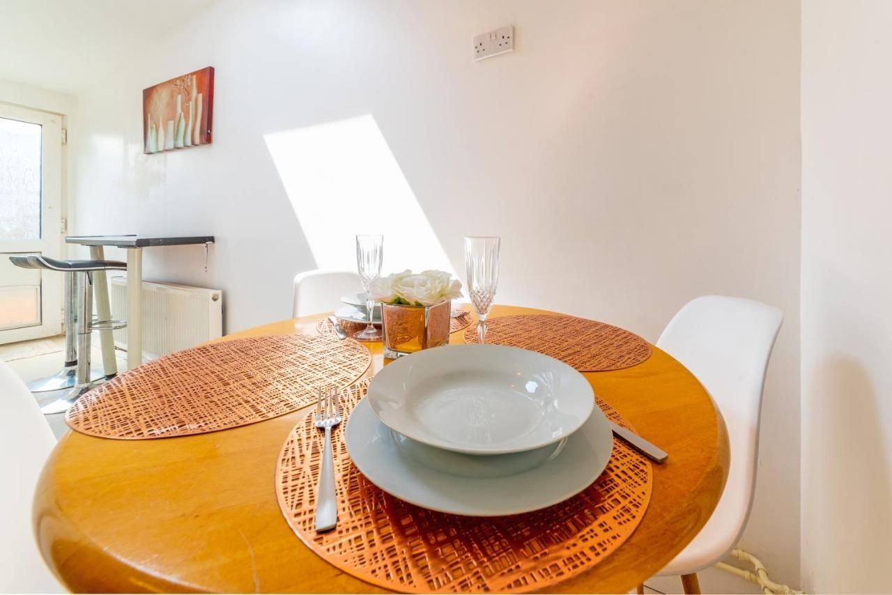 Stylish 3-Bed Terraced House With Wi-Fi Apartment Chatham  Exterior photo
