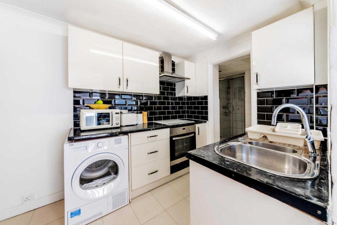 Stylish 3-Bed Terraced House With Wi-Fi Apartment Chatham  Exterior photo