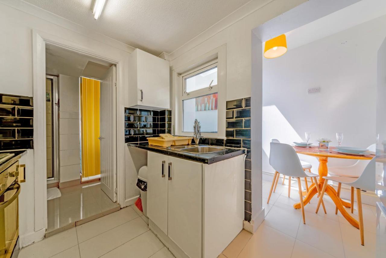Stylish 3-Bed Terraced House With Wi-Fi Apartment Chatham  Exterior photo