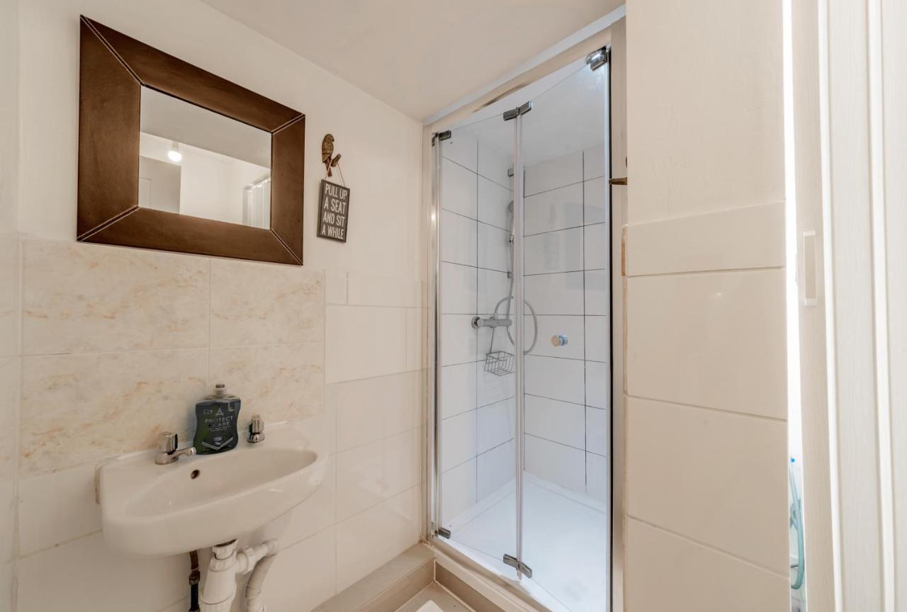 Stylish 3-Bed Terraced House With Wi-Fi Apartment Chatham  Exterior photo